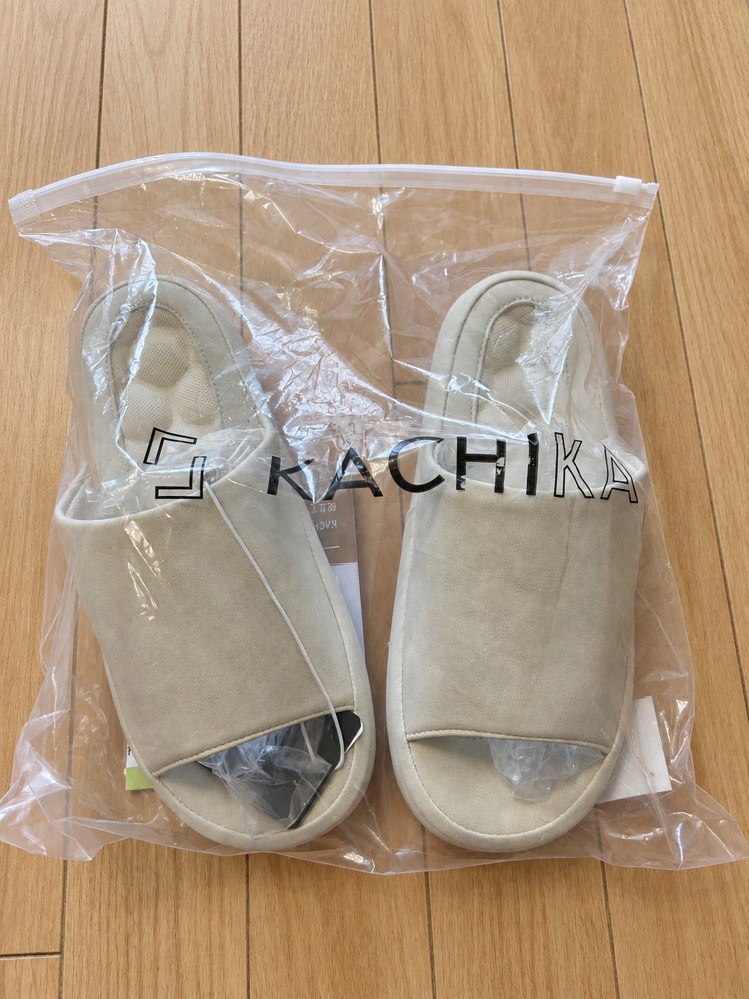 透明な袋に入って届いた白いKACHIKAのスリッパ